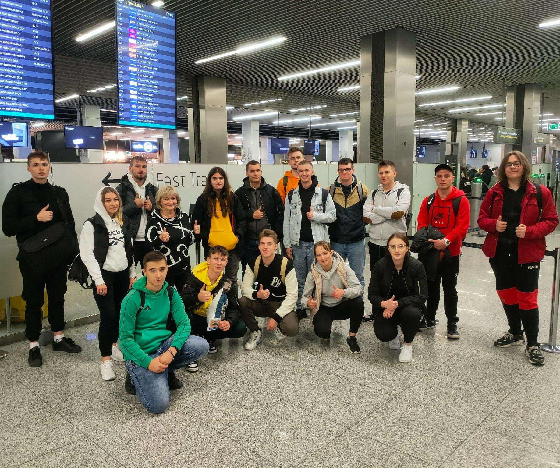 zdjecie grupowe z lotniska