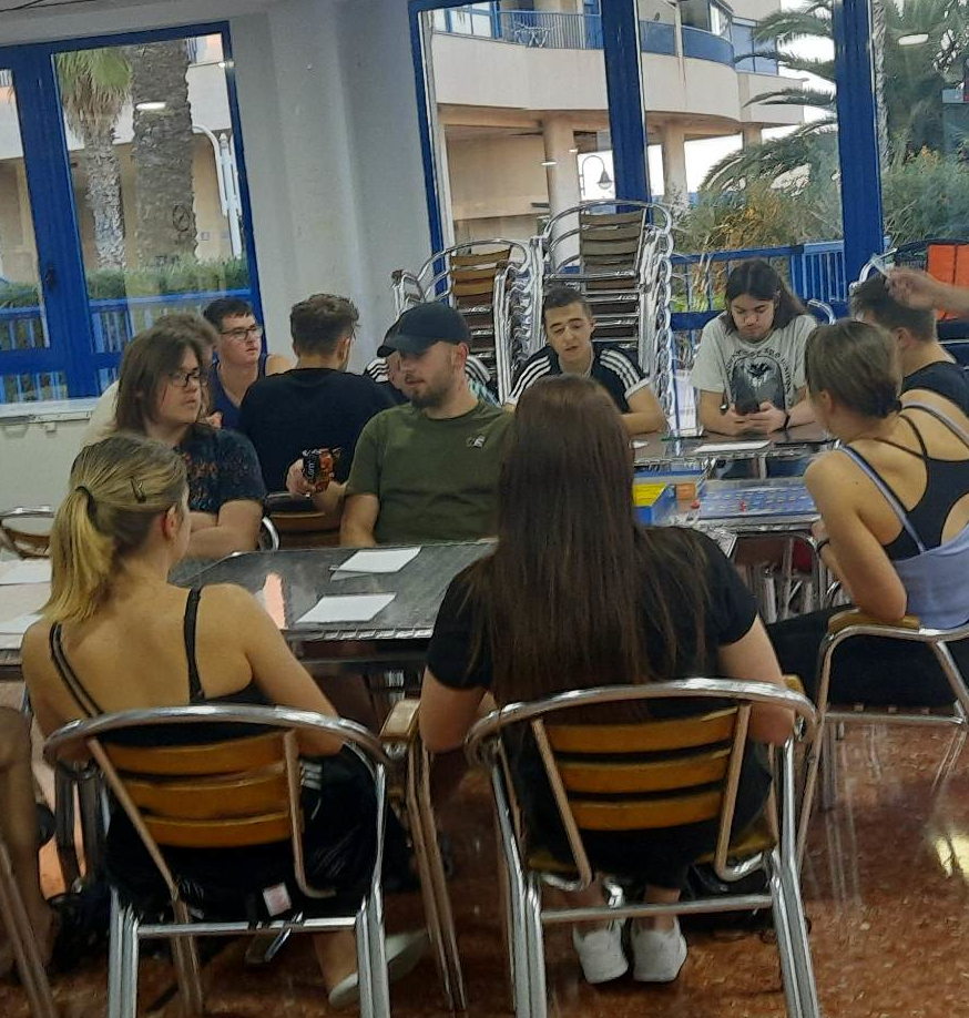 zdjecie grupowe z lotniska