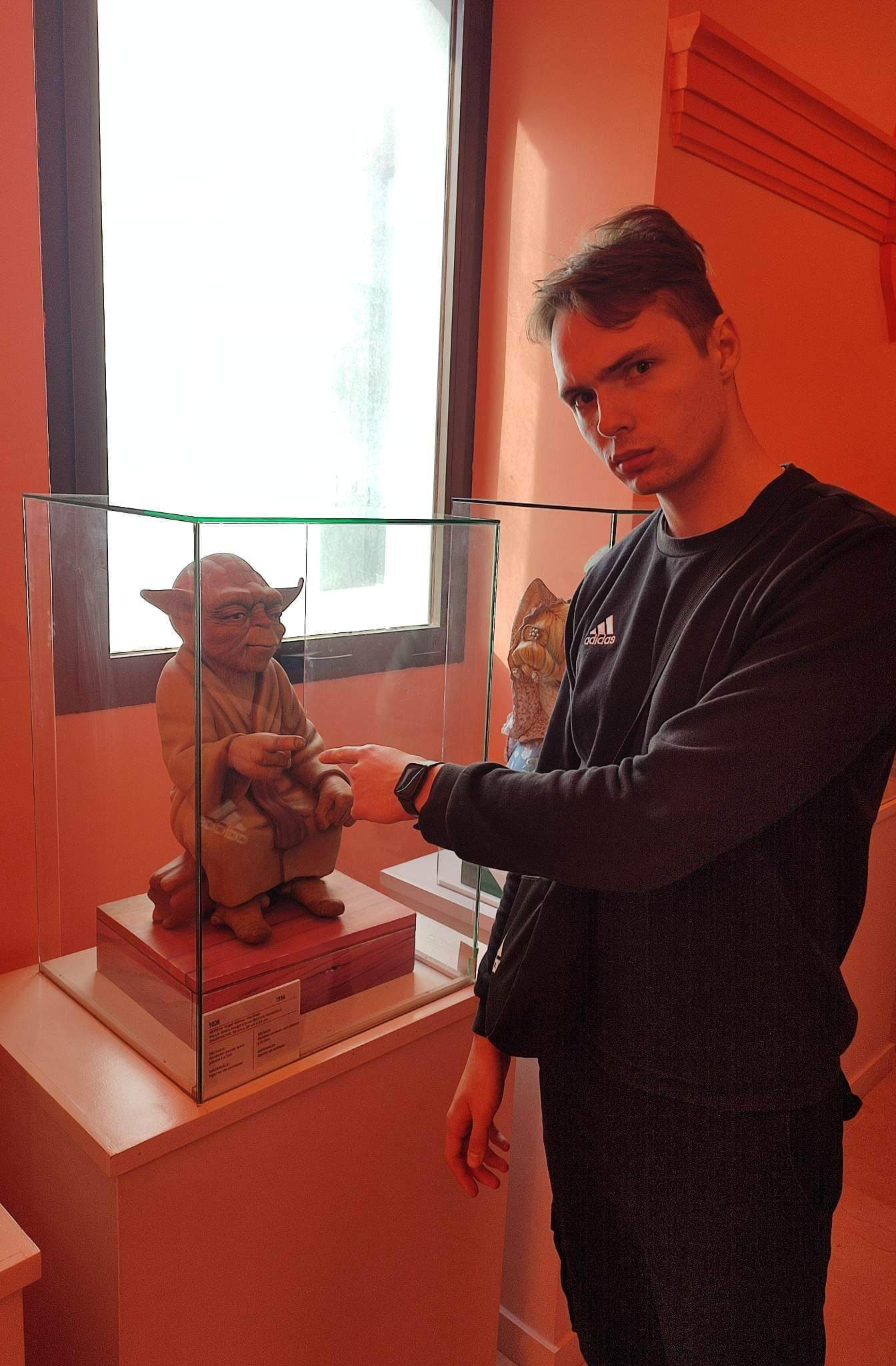 zdjecie basenu, palm i morza, zrobione z balkonu