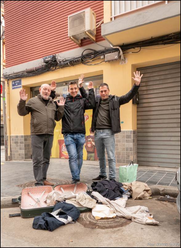 zdjecie basenu, palm i morza, zrobione z balkonu