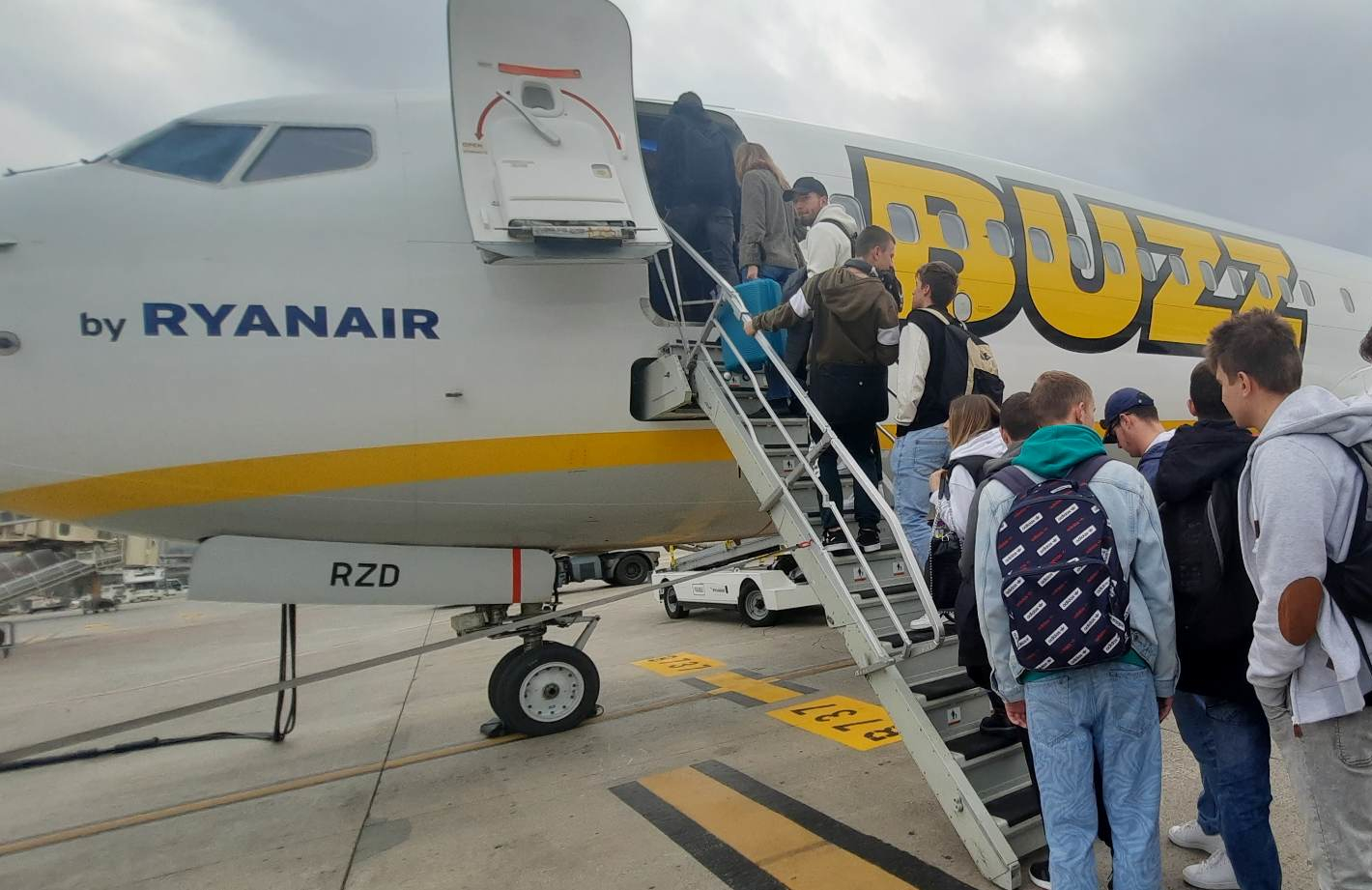 zdjecie grupowe z lotniska